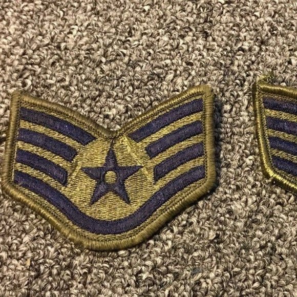 1 PAIR 2 PATCHES 1976-1993 USAF AIR FORCE RANK PATCH STAFF SERGEANT E-5 E5 OG GR - Picture 1 of 3